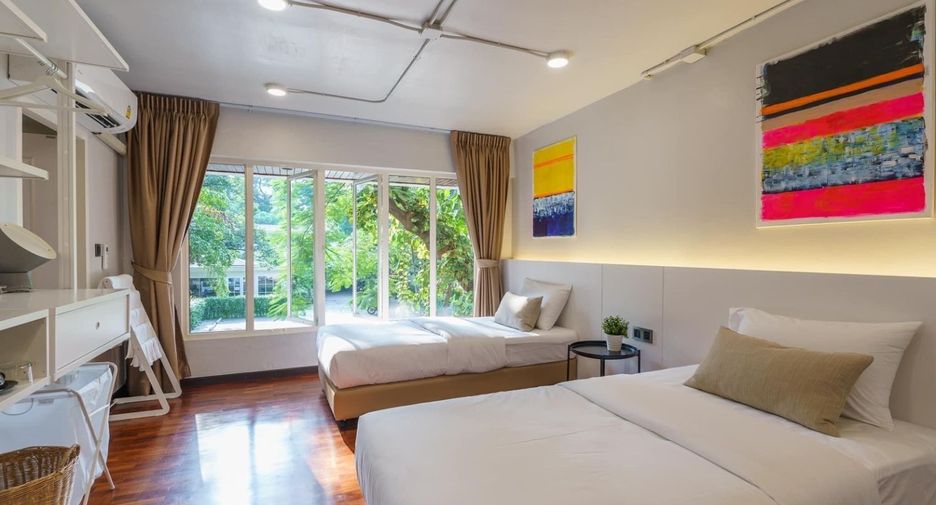 For rent 4 bedrooms townhouse in Watthana, Bangkok