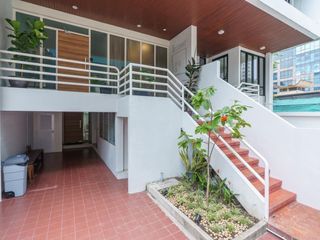 Casa adosada en alquiler de 4 habitaciones en Watthana, Bangkok