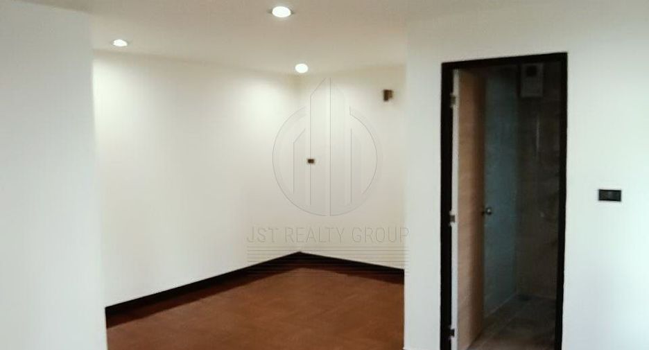 For sale 3 bedrooms townhouse in Sathon, Bangkok