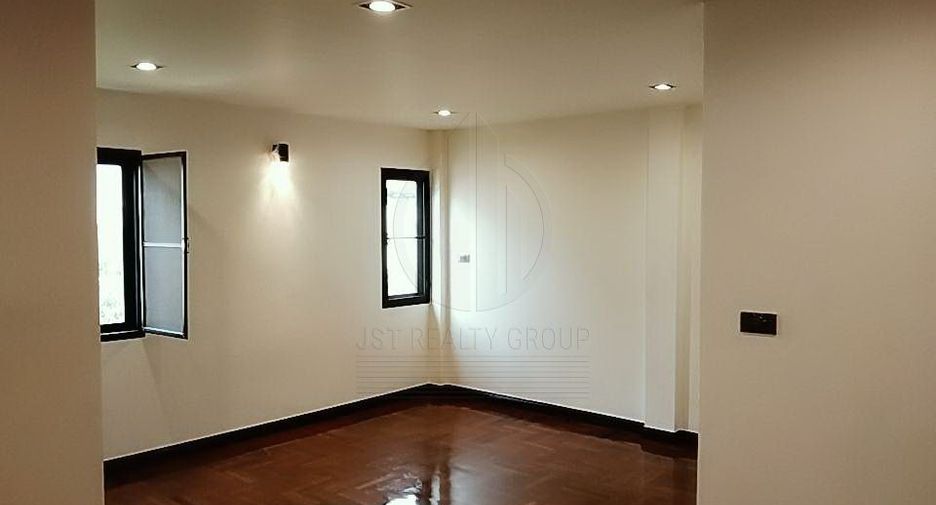 For sale 3 bedrooms townhouse in Sathon, Bangkok