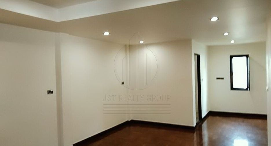 For sale 3 bedrooms townhouse in Sathon, Bangkok