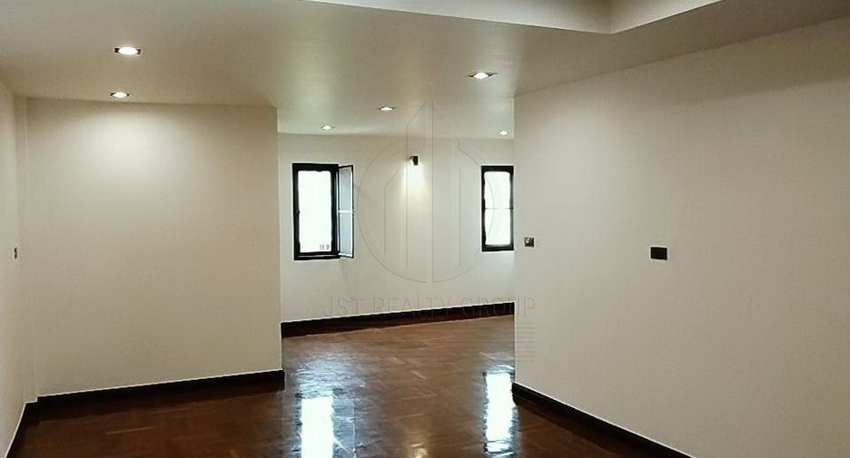For sale 3 bedrooms townhouse in Sathon, Bangkok