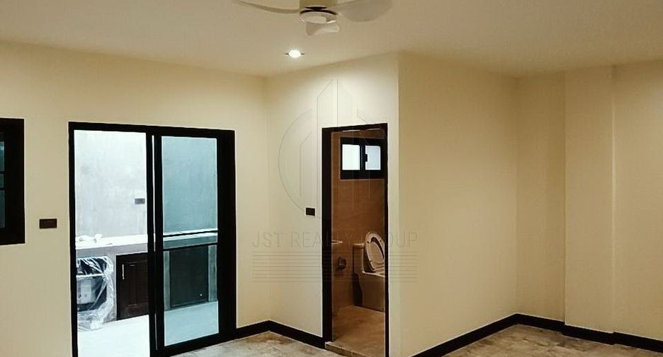 For sale 3 bedrooms townhouse in Sathon, Bangkok