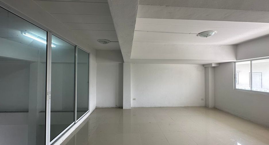 For rent 3 Beds retail Space in Mueang Chon Buri, Chonburi