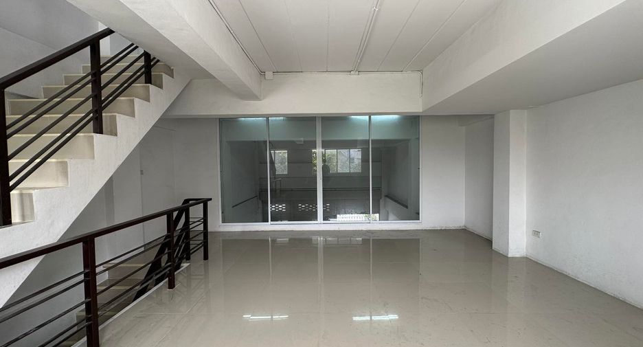 For rent 3 bed retail Space in Mueang Chon Buri, Chonburi