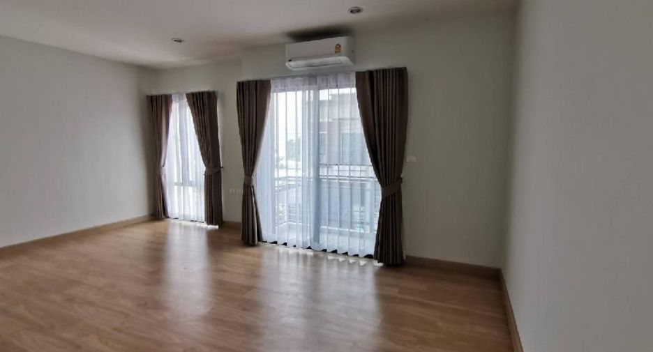 Casa adosada en alquiler y en venta de 3 habitaciones en Prawet, Bangkok