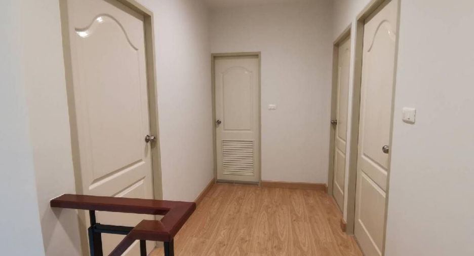 Casa adosada en alquiler y en venta de 3 habitaciones en Prawet, Bangkok
