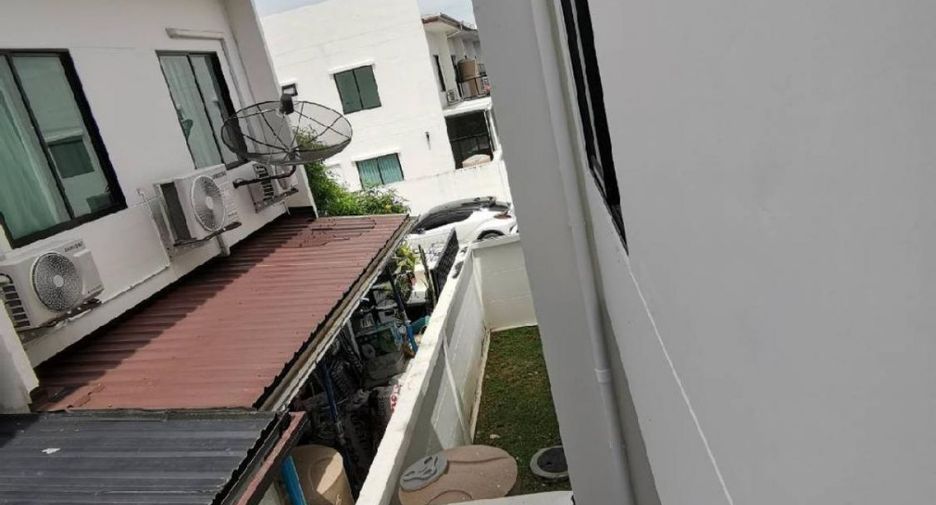 Casa adosada en alquiler y en venta de 3 habitaciones en Prawet, Bangkok
