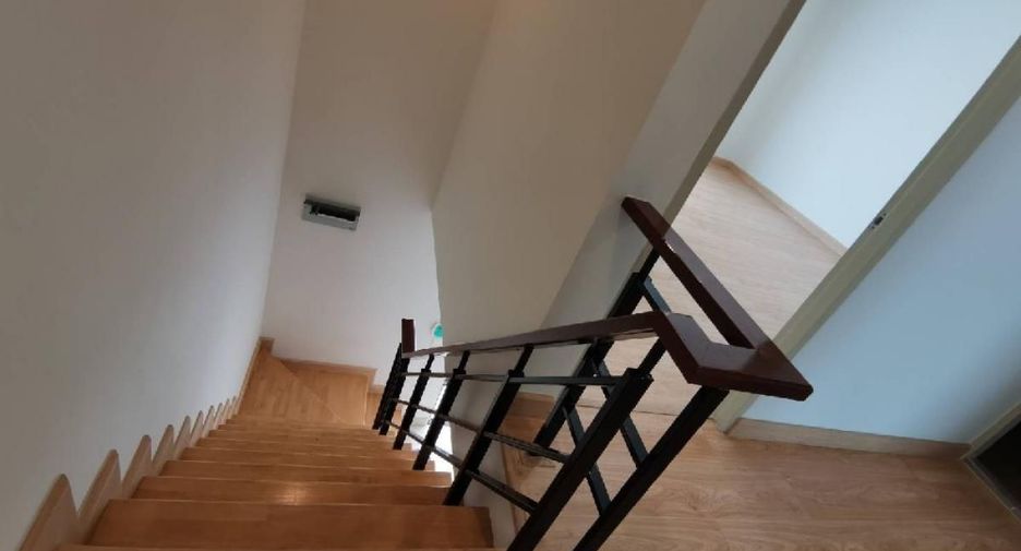 Casa adosada en alquiler y en venta de 3 habitaciones en Prawet, Bangkok