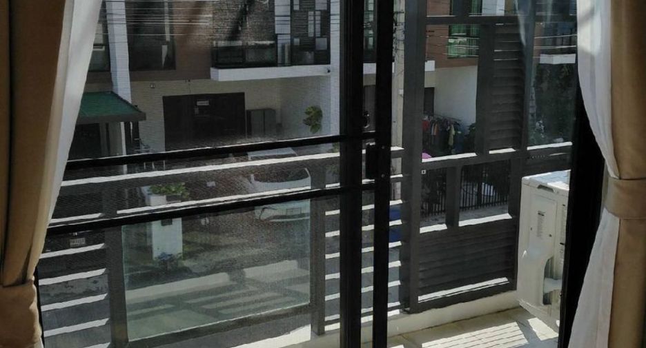 Casa adosada en alquiler y en venta de 3 habitaciones en Prawet, Bangkok