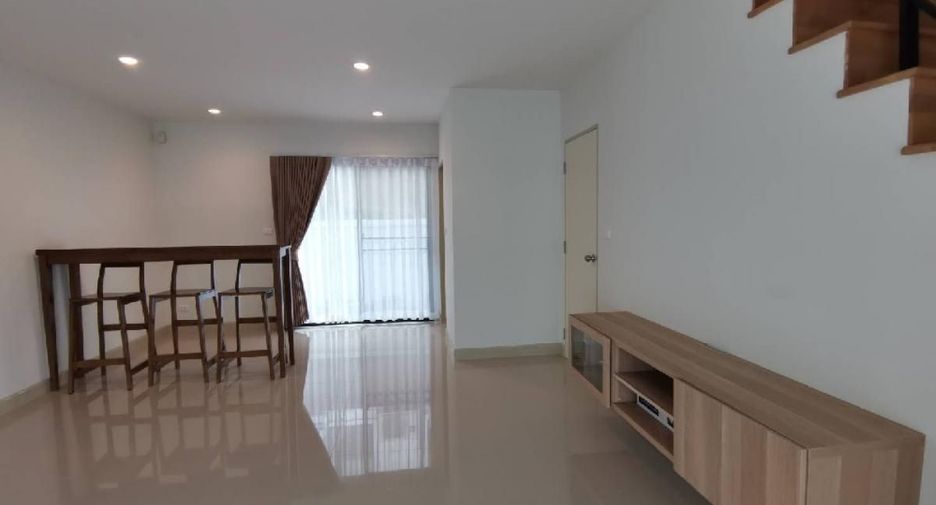 Casa adosada en alquiler y en venta de 3 habitaciones en Prawet, Bangkok