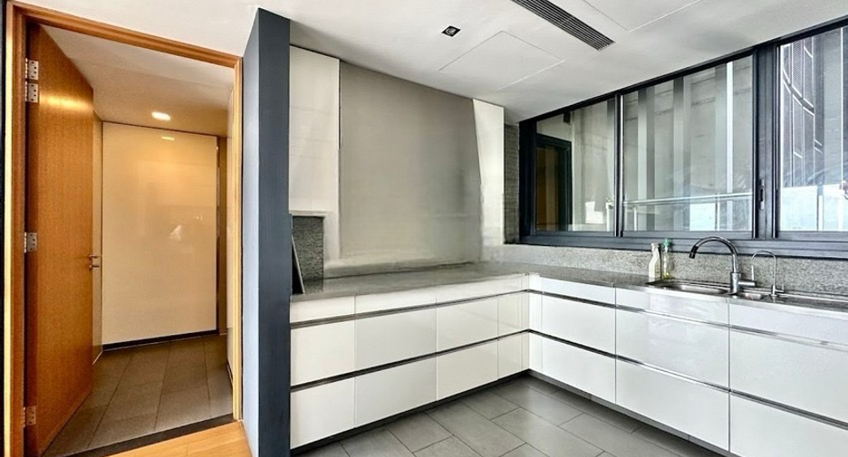 For rent and for sale 4 bedrooms condo in Sathon, Bangkok