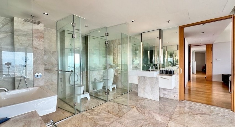 For rent and for sale 4 bedrooms condo in Sathon, Bangkok