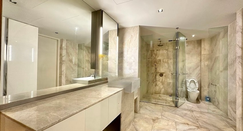 For rent and for sale 4 bedrooms condo in Sathon, Bangkok