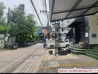 For sale 4 bedrooms retail Space in Wang Thonglang, Bangkok