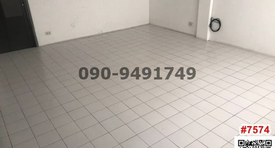 For sale 4 bedrooms retail Space in Wang Thonglang, Bangkok