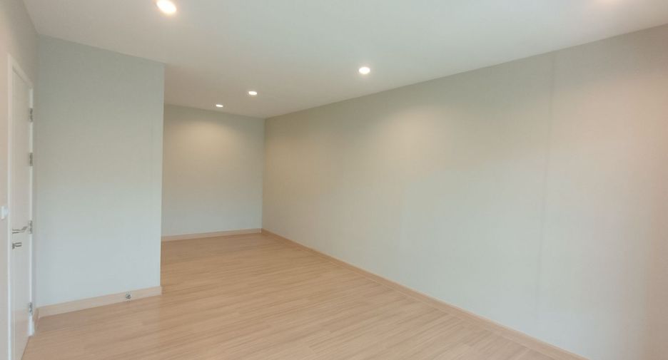 For sale 3 bedrooms house in Lat Krabang, Bangkok