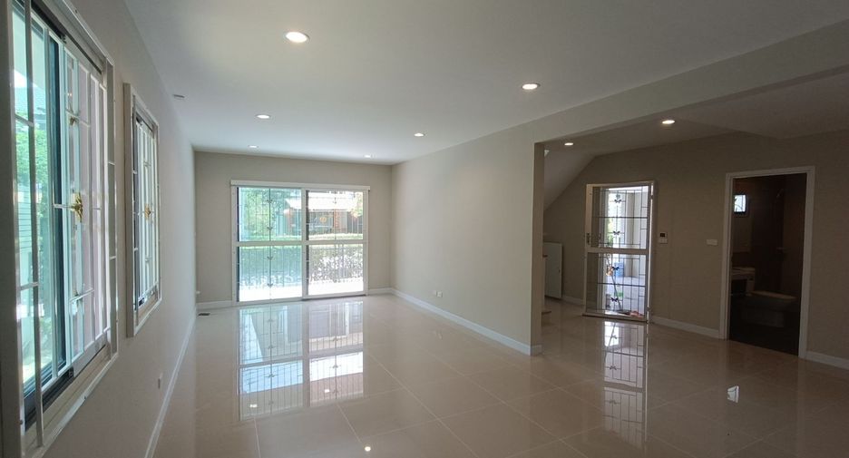 For sale 3 bedrooms house in Lat Krabang, Bangkok