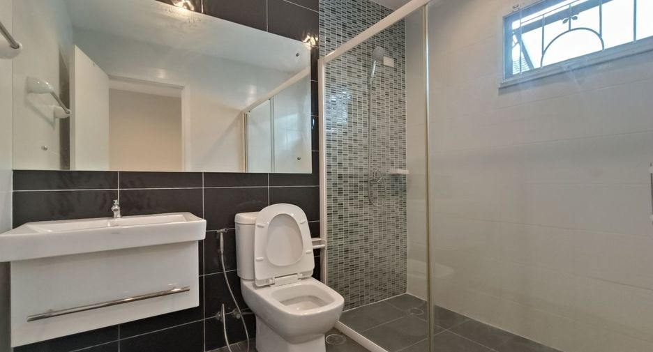 For sale 3 bedrooms house in Lat Krabang, Bangkok