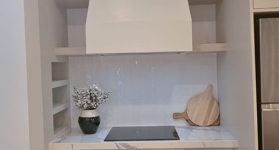 For rent 4 bedrooms townhouse in Phra Khanong, Bangkok