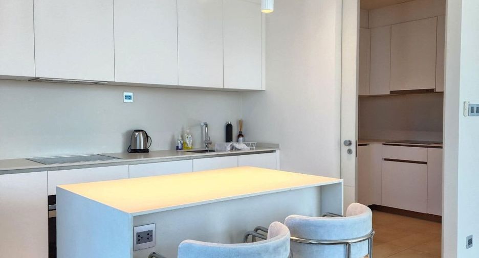 Condo en alquiler y en venta de 3 habitaciones en Khlong Toei, Bangkok