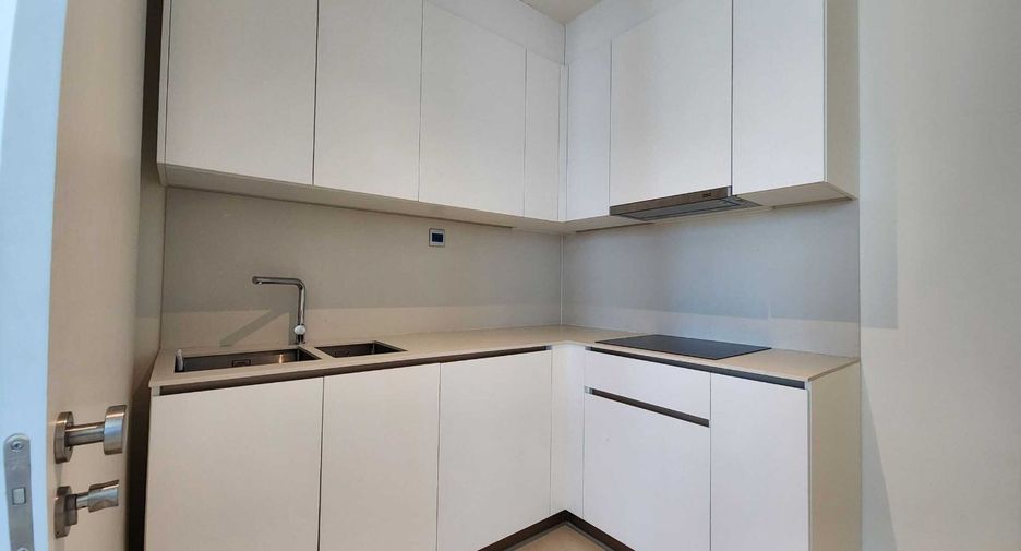 Condo en alquiler y en venta de 3 habitaciones en Khlong Toei, Bangkok