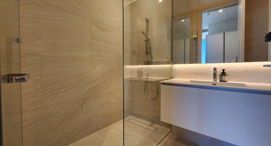 Condo en alquiler y en venta de 3 habitaciones en Khlong Toei, Bangkok
