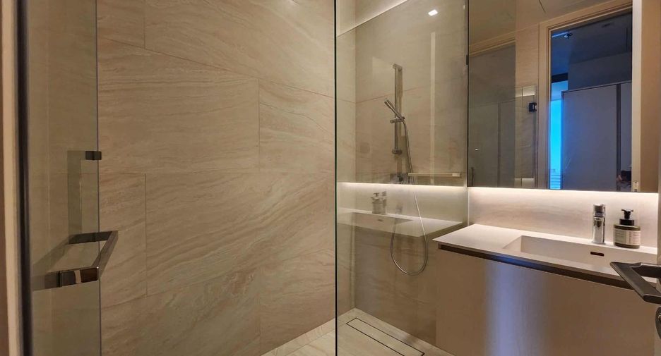Condo en alquiler y en venta de 3 habitaciones en Khlong Toei, Bangkok