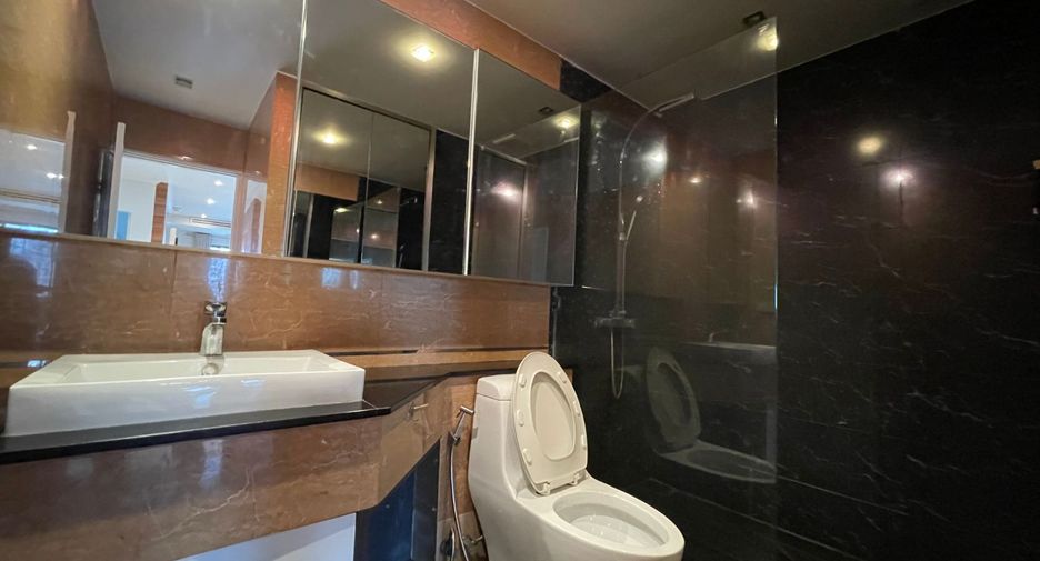 For rent 3 bedrooms condo in Watthana, Bangkok