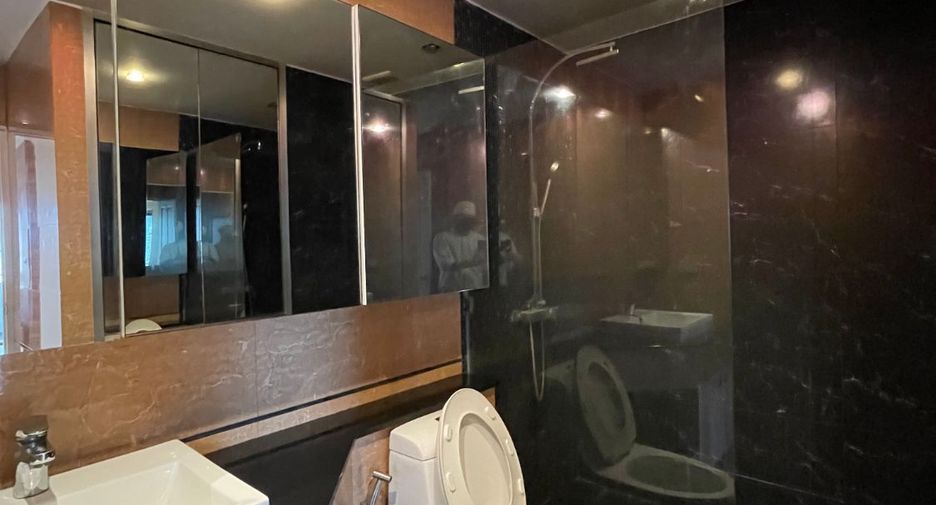 For rent 3 bedrooms condo in Watthana, Bangkok