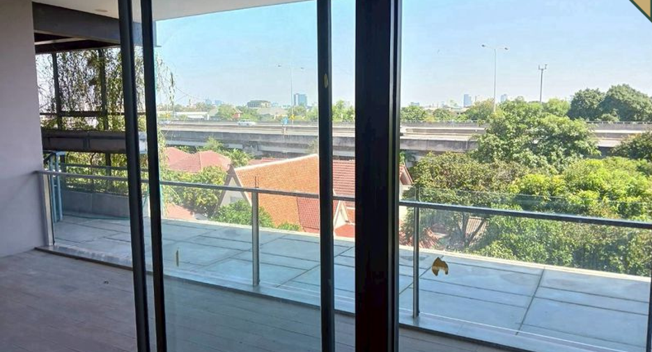 For sale 3 bedrooms condo in Watthana, Bangkok