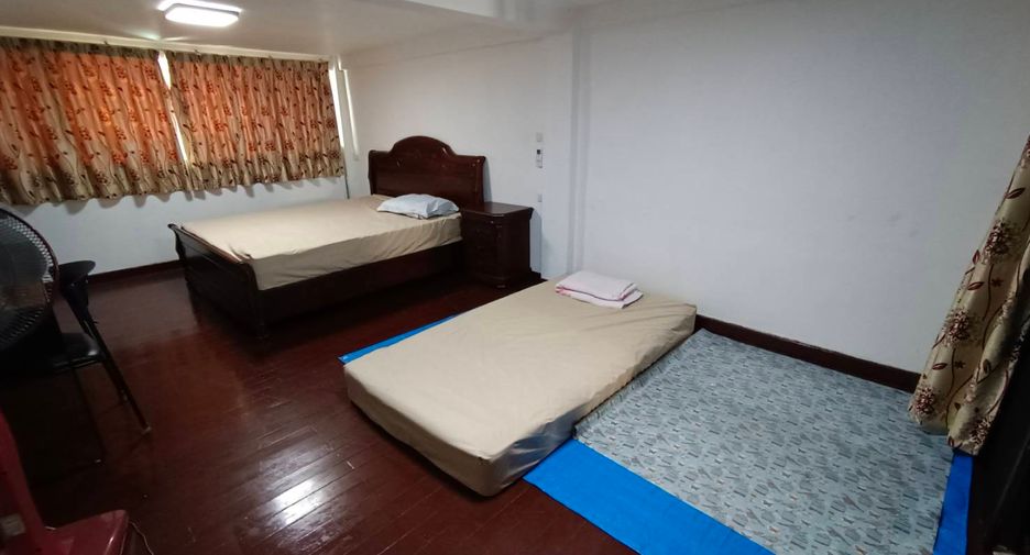 For rent 4 bed townhouse in Khlong San, Bangkok