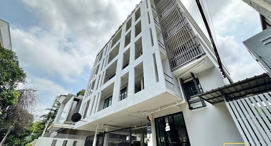 For rent 3 bedrooms apartment in Watthana, Bangkok