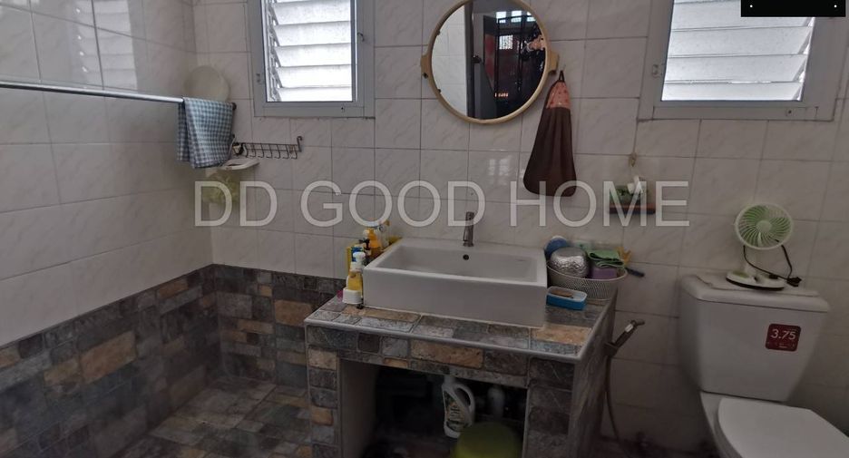 For sale 3 bedrooms townhouse in Bang Phlat, Bangkok