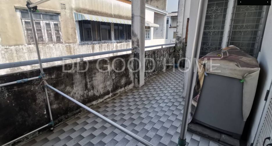 For sale 3 bedrooms townhouse in Bang Phlat, Bangkok
