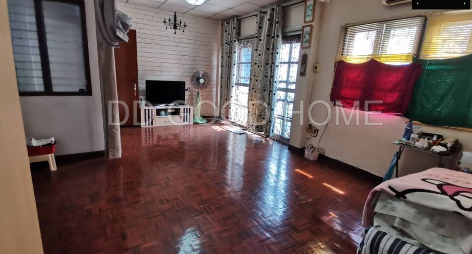 For sale 3 bedrooms townhouse in Bang Phlat, Bangkok