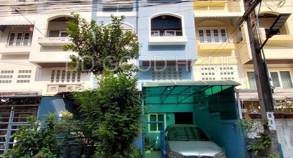 For sale 3 bed townhouse in Bang Phlat, Bangkok