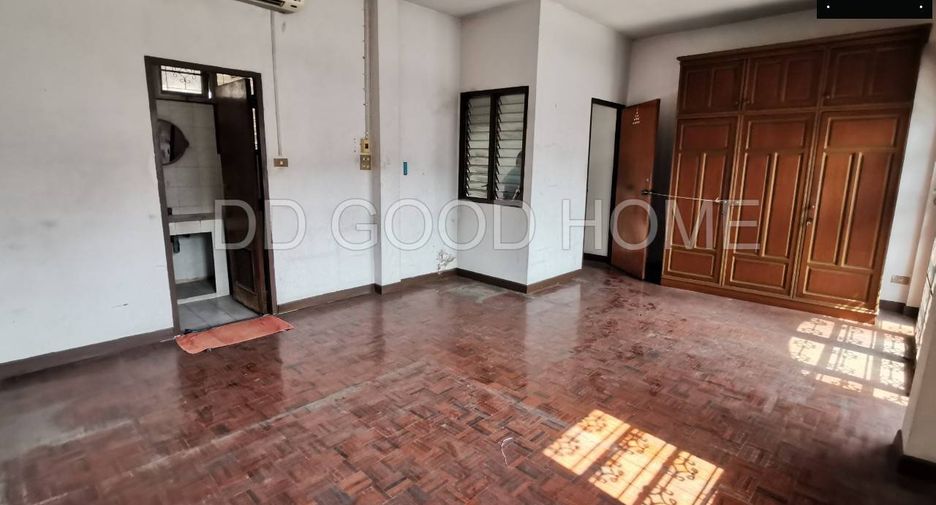 For sale 3 bedrooms townhouse in Bang Phlat, Bangkok