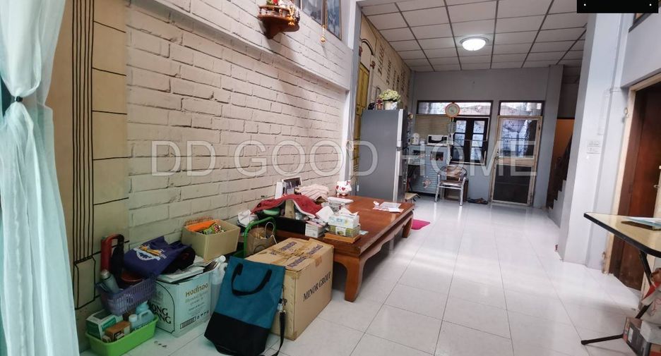 For sale 3 bedrooms townhouse in Bang Phlat, Bangkok