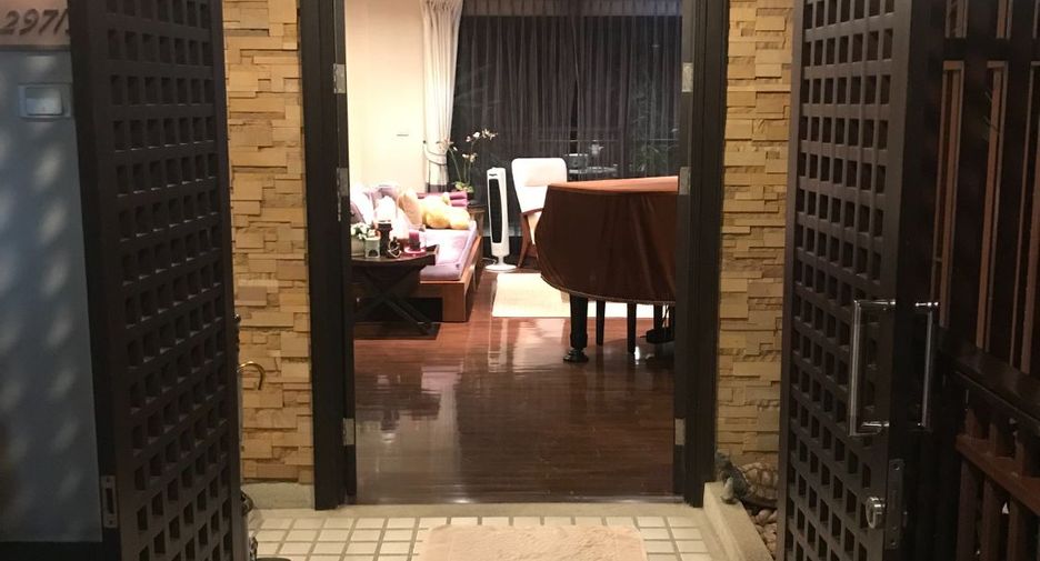 For sale 3 bedrooms condo in Yan Nawa, Bangkok