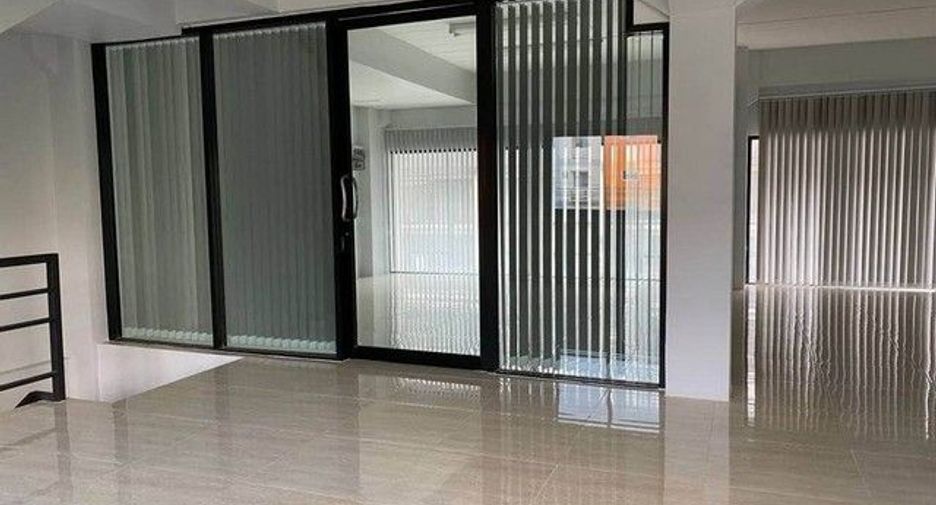 For rent 6 bed retail Space in Khlong Luang, Pathum Thani