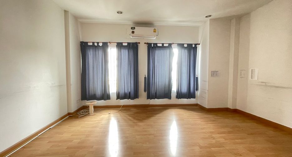 Casa adosada en venta de 3 habitaciones en Bang Khen, Bangkok