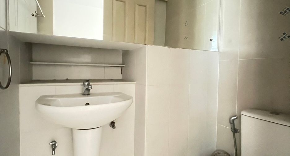 Casa adosada en venta de 3 habitaciones en Bang Khen, Bangkok