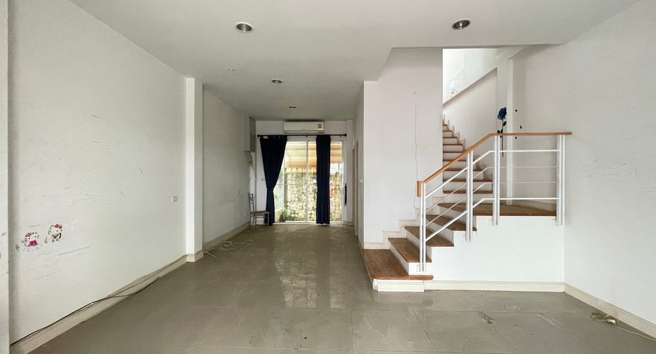 Casa adosada en venta de 3 habitaciones en Bang Khen, Bangkok