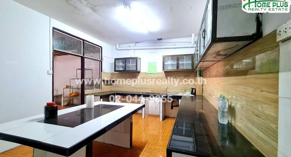 For sale 4 bedrooms retail Space in Lat Krabang, Bangkok