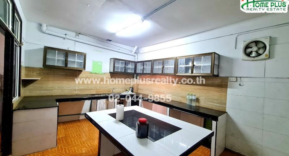 For sale 4 bedrooms retail Space in Lat Krabang, Bangkok