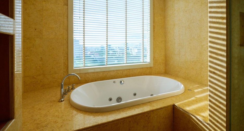 For rent 3 bedrooms condo in Pathum Wan, Bangkok