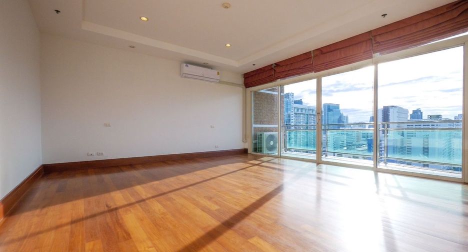 For rent 3 bedrooms condo in Pathum Wan, Bangkok