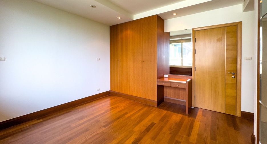 For rent 3 bedrooms condo in Pathum Wan, Bangkok