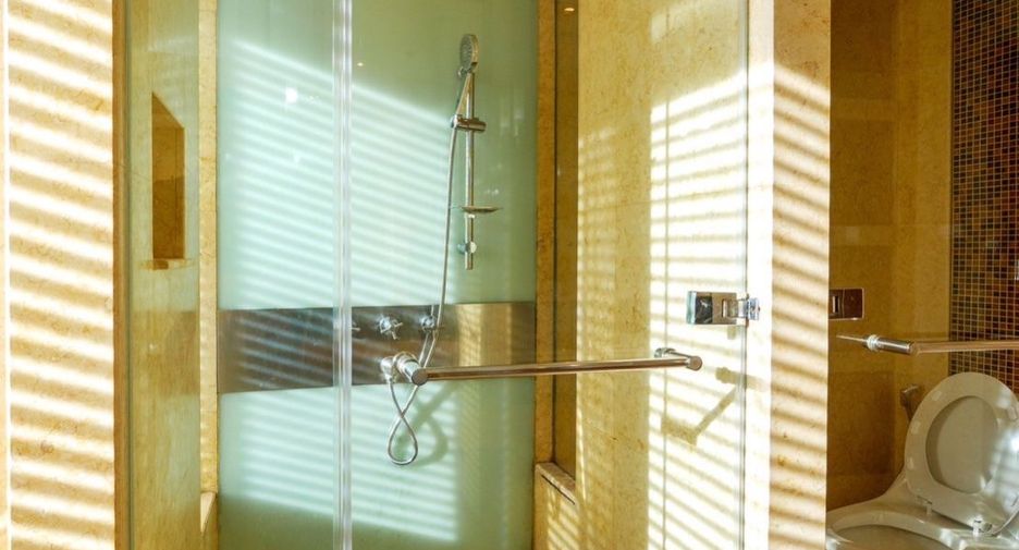 For rent 3 bedrooms condo in Pathum Wan, Bangkok